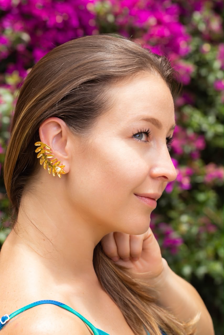 Arete Earcaff rama griega con perla (viene con un aretito balín para la otra oreja)