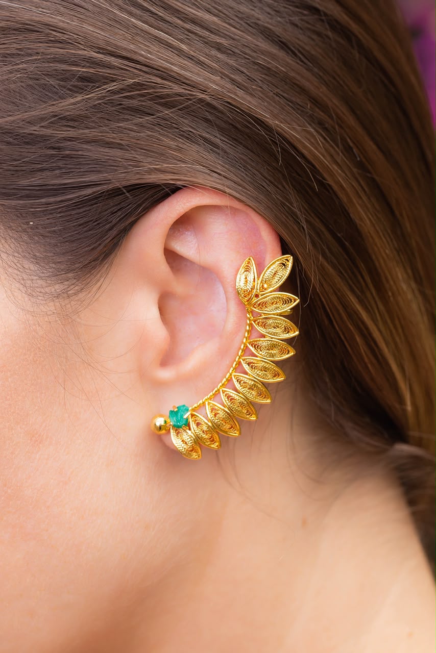 Arete Earcaff filigrana con Esmeralda en bruto (viene con un arete chico para la otra oreja) - Imagen 2