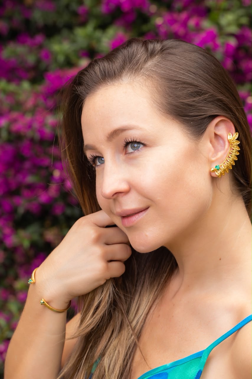 Arete Earcaff filigrana con Esmeralda en bruto (viene con un arete chico para la otra oreja)
