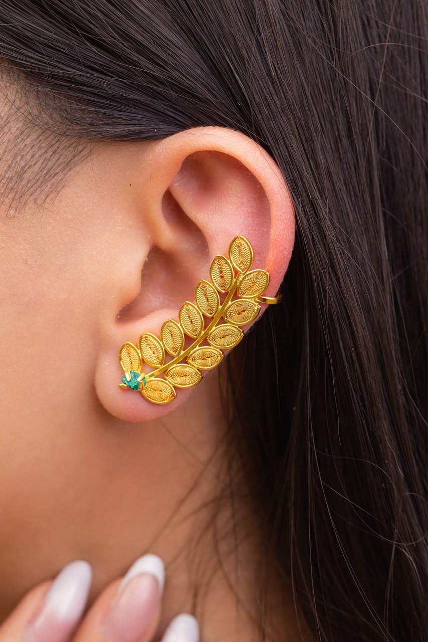 Arete Earcaff filigrana con Esmeralda en bruto (viene con un arete chico para la otra oreja) - Imagen 2