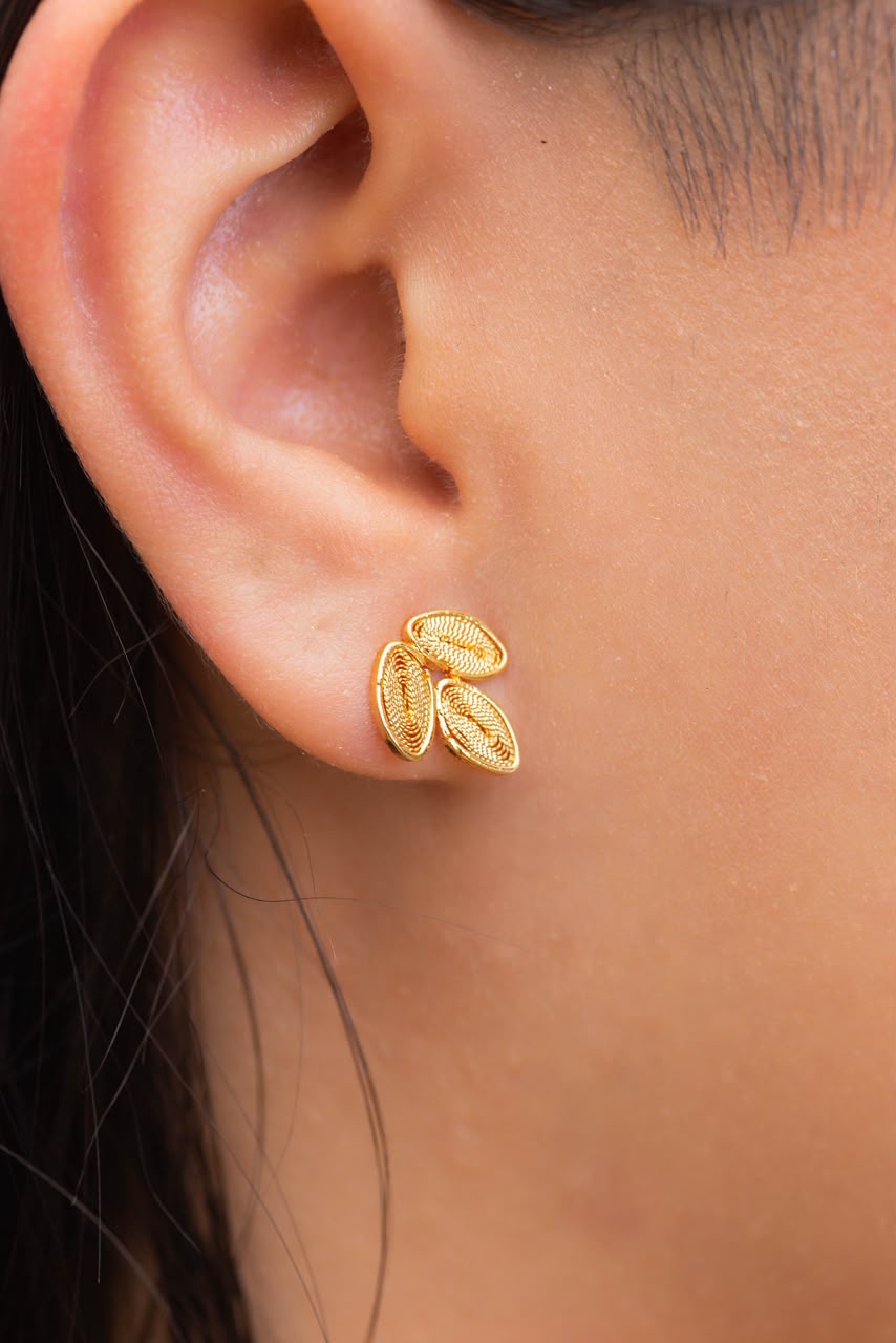 Arete Earcaff filigrana con Esmeralda en bruto (viene con un arete chico para la otra oreja) - Imagen 3