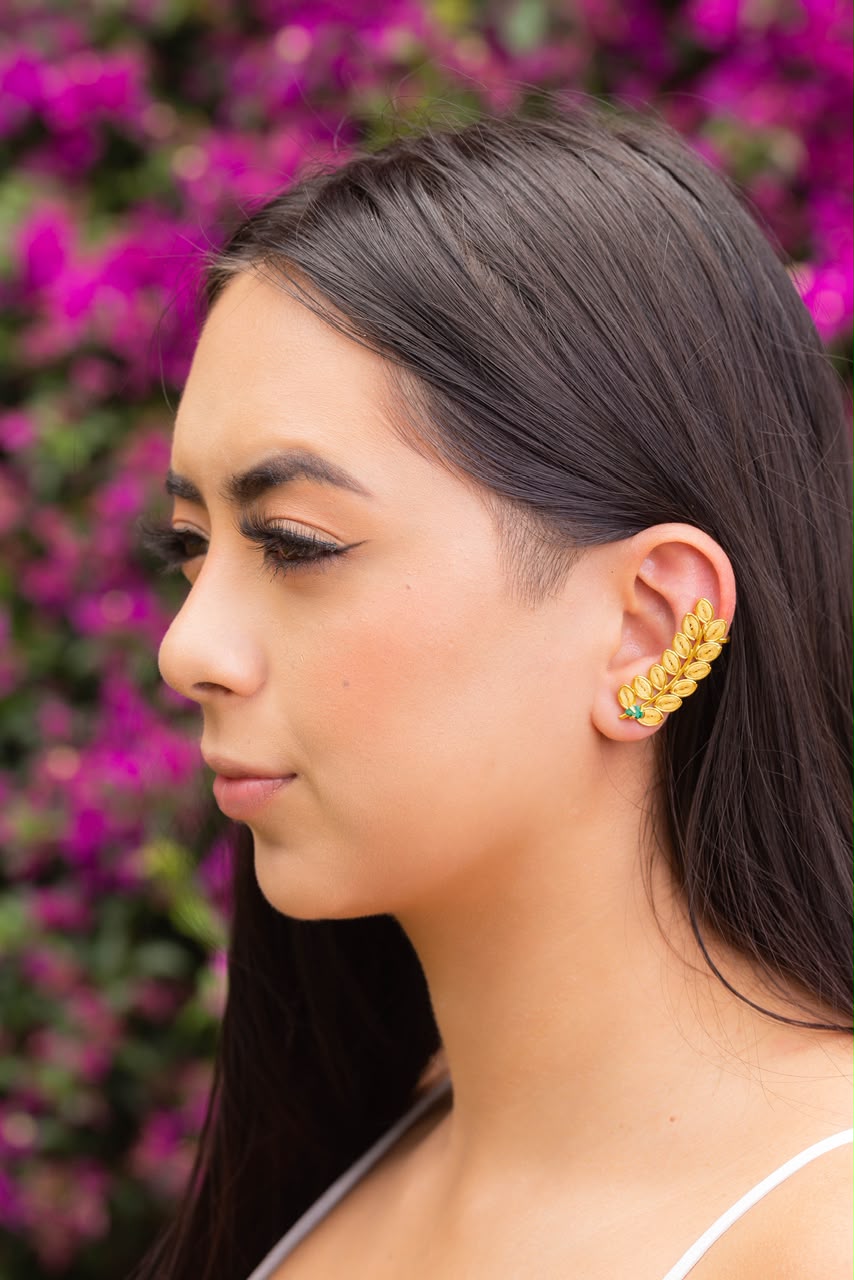Arete Earcaff filigrana con Esmeralda en bruto (viene con un arete chico para la otra oreja)